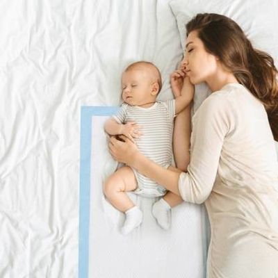 よい価格 赤ん坊および大人の病院の医学の使い捨て可能なUnderpadの吸収剤65*51CM 7ply オンライン