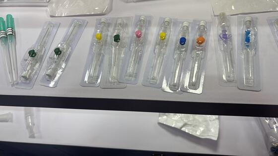 よい価格 翼状のデザイン, 14G-26G サイズ,安全な挿入のために生態相容性のPVCの使い捨て IV カヌラ オンライン